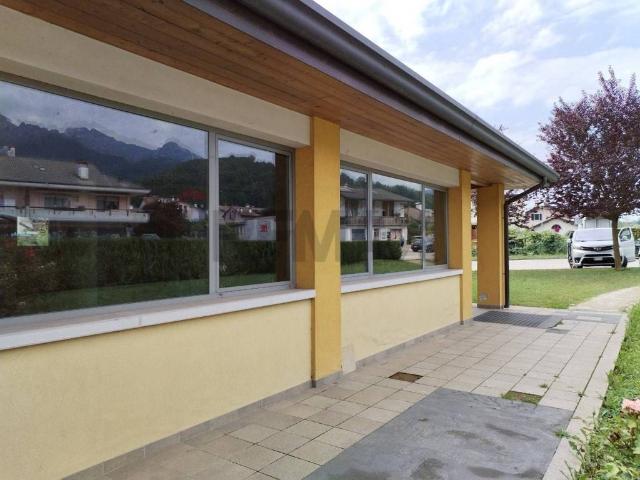 Locale Commerciale in vendita a Feltre, Veneto