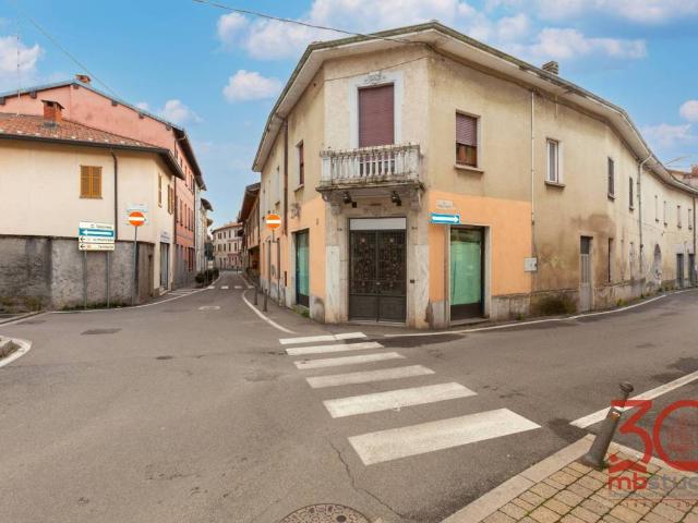 Locale Commerciale in vendita a Fenegrò, Lombardia