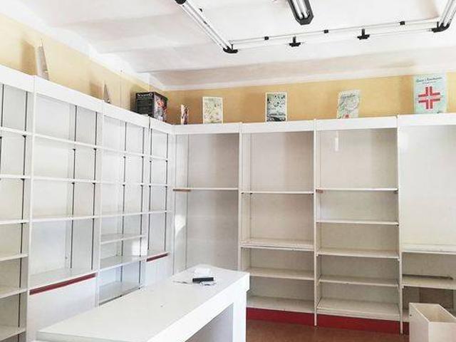 Locale Commerciale in vendita a Marche, Pesaro E Urbino