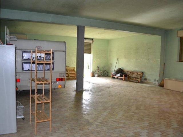 Locale Commerciale in vendita a San Silvestro, Marche