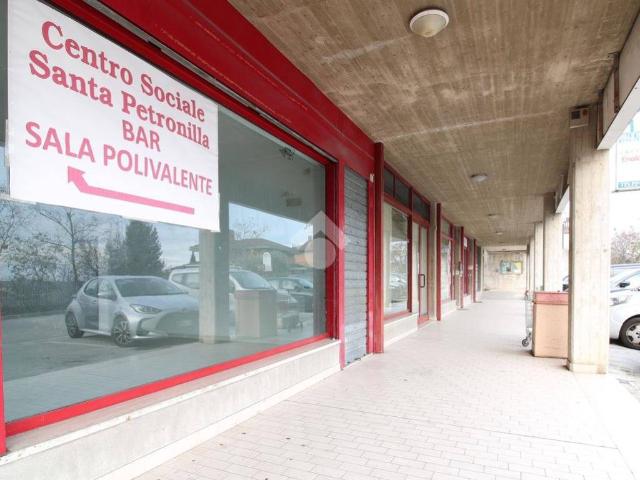 Locale Commerciale in vendita a Marche, Fermo