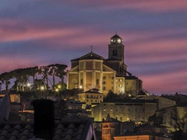 Locale Commerciale in vendita a Santa Petronilla, Marche