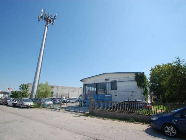 Locale Commerciale in vendita a Villaggio Satellite, Ferrara