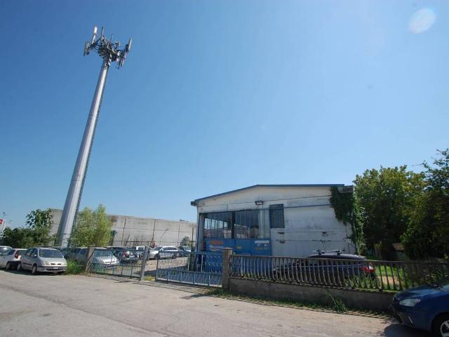 Locale Commerciale in vendita a Villaggio Satellite, Ferrara