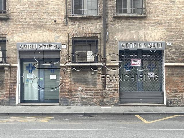 Locale Commerciale in vendita a Centro cittadino, Ferrara