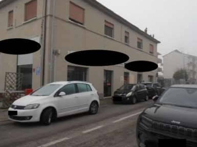 Locale Commerciale in vendita a Villaggio Satellite, Ferrara