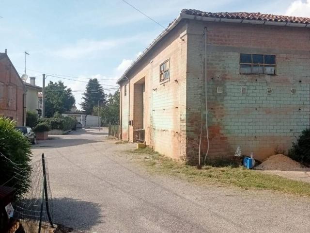 Locale Commerciale in vendita a Ferrara, Reggio Emilia