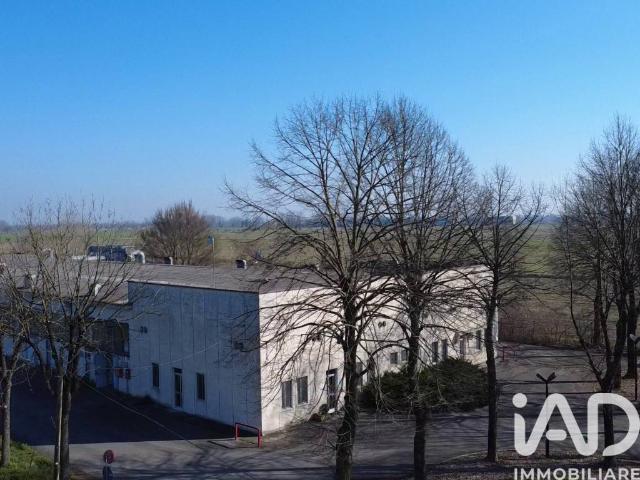 Locale Commerciale in vendita a Fiesse, Lombardia