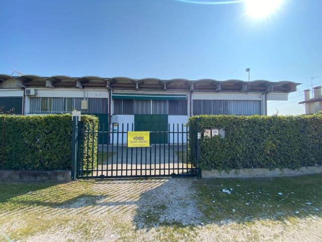 Locale Commerciale in vendita a Fiesso D'artico, Veneto