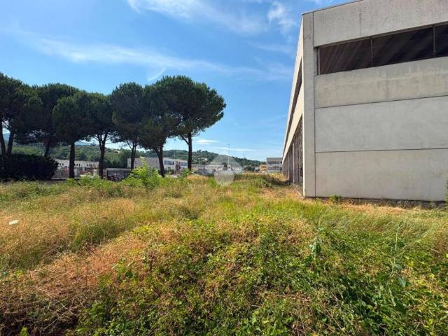 Locale Commerciale in vendita a Figline e Incisa Valdarno, Figline Valdarno