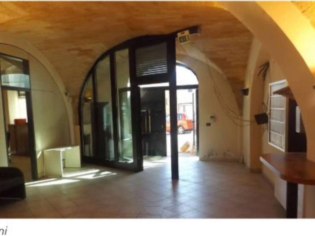 Locale Commerciale in vendita a Marche, Ancona