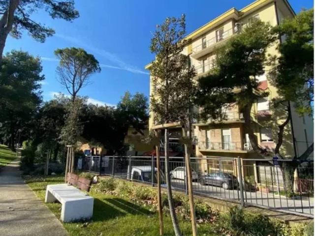 Locale Commerciale in vendita a Marche, Ancona
