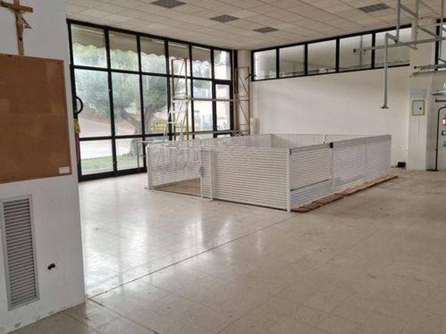 Locale Commerciale in vendita a Marche, Ancona