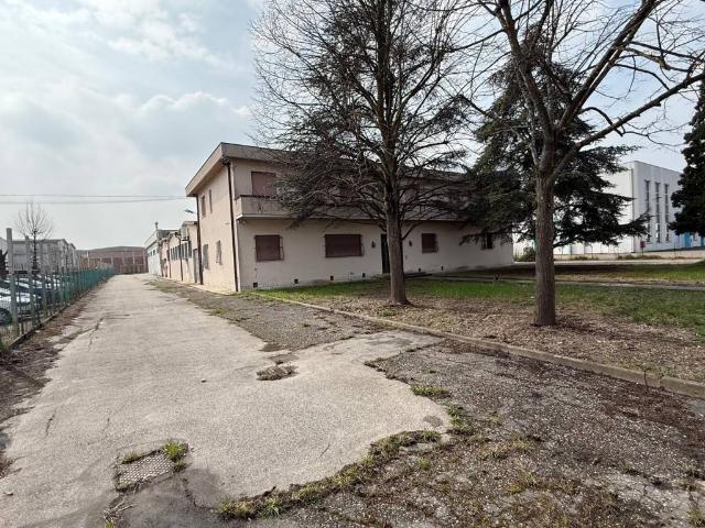 Locale Commerciale in vendita a Unione Comuni Modenesi Area Nord, Finale Emilia