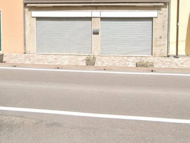 Locale Commerciale in vendita a Unione Alto Ferrarese, Cento
