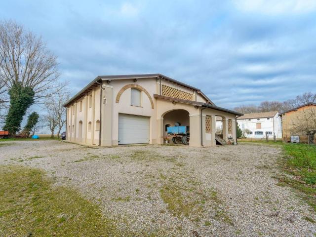 Locale Commerciale in vendita a Unione Comuni Modenesi Area Nord, Finale Emilia