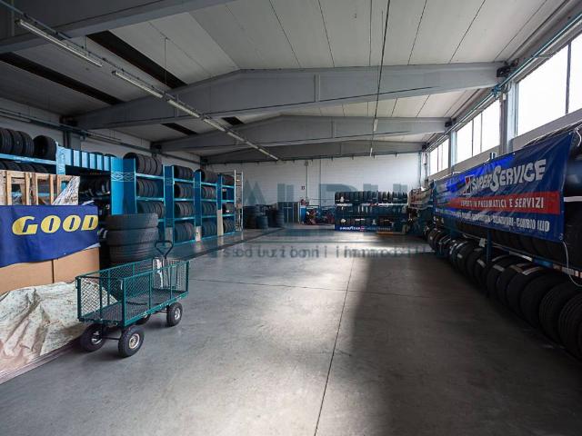 Locale Commerciale in vendita a Finale Emilia, Modena