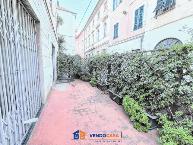 Locale Commerciale in vendita a Finale Ligure, Liguria