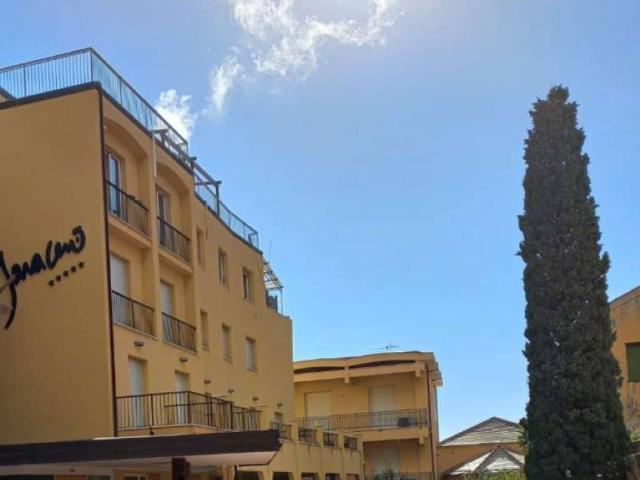 Locale Commerciale in vendita a Finale Ligure, Liguria