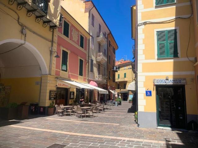 Locale Commerciale in vendita a Finale Ligure, Liguria