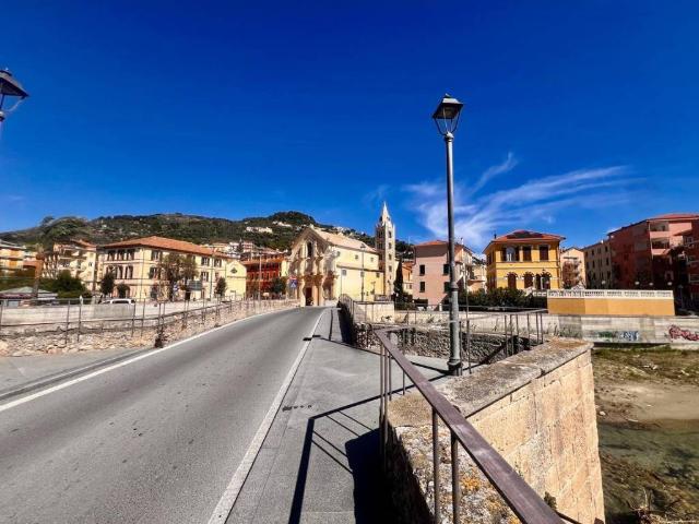 Locale Commerciale in vendita a Finale Ligure, Liguria