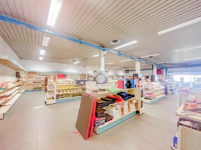Locale Commerciale in vendita a Unione dei comuni del Distretto Ceramico, Fiorano Modenese