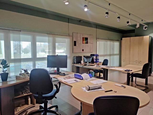 Locale Commerciale in vendita a Mantignano, Firenze