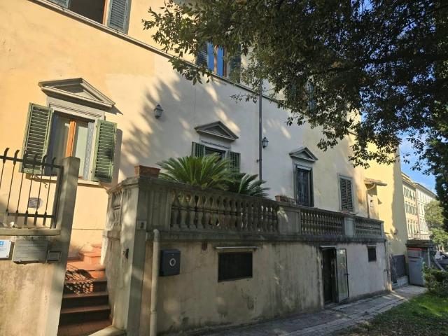 Locale Commerciale in vendita a Due Strade, Firenze