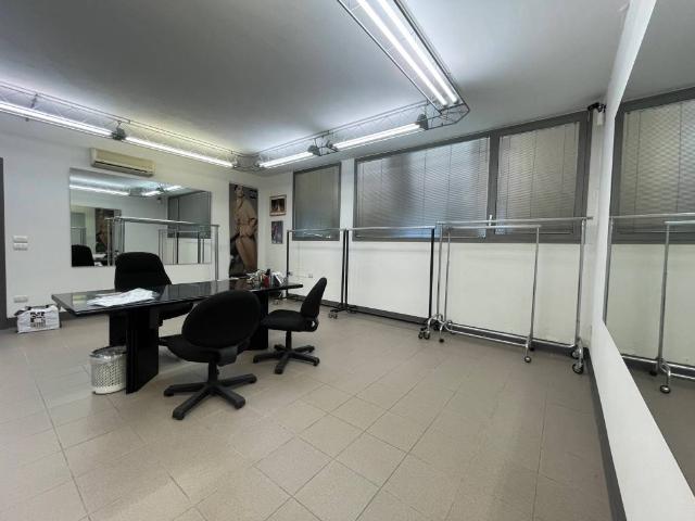 Locale Commerciale in vendita a Mantignano, Firenze