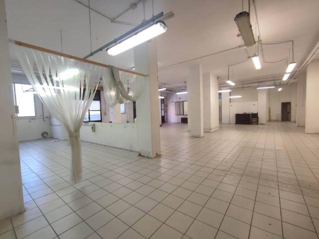 Locale Commerciale in vendita a Peretola, Firenze