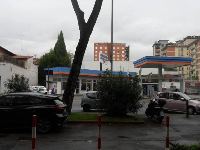 Locale Commerciale in vendita a Peretola, Firenze