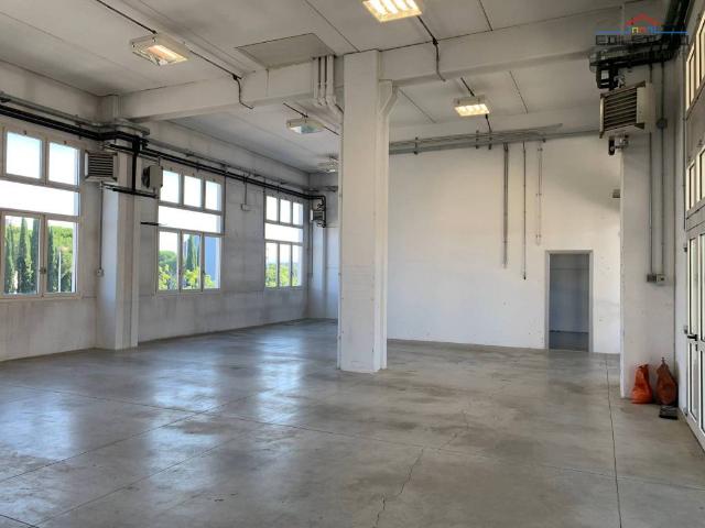 Locale Commerciale in vendita a Mantignano, Firenze