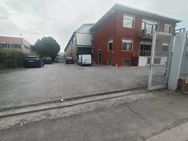 Locale Commerciale in vendita a Petriolo, Firenze