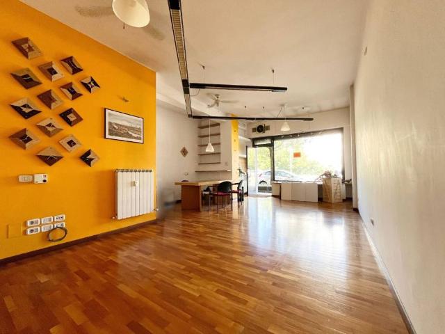 Locale Commerciale in vendita a Legnaia, Firenze