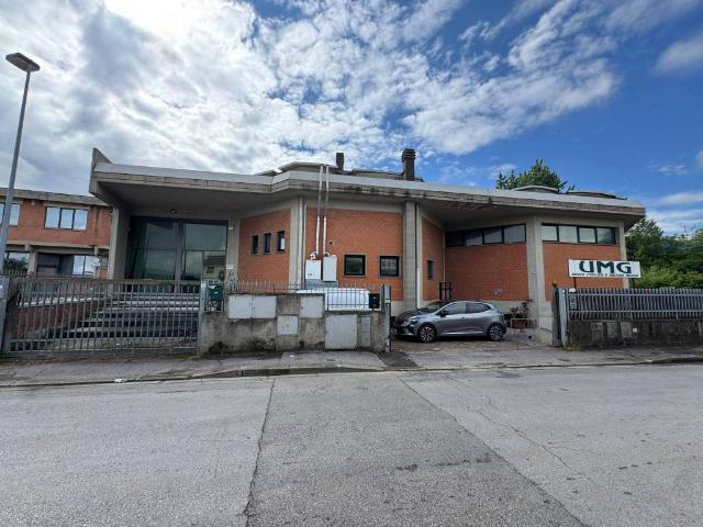 Locale Commerciale in vendita a Petriolo, Firenze