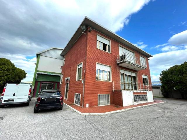 Locale Commerciale in vendita a Petriolo, Firenze