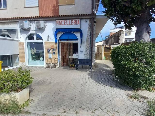 Locale Commerciale in vendita a Primavera, Roma Capitale