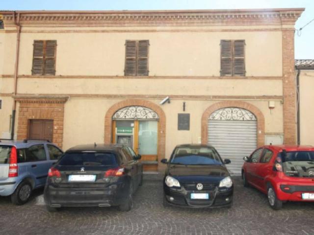 Locale Commerciale in vendita a Marche, Macerata
