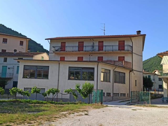 Locale Commerciale in vendita a Marche, Macerata