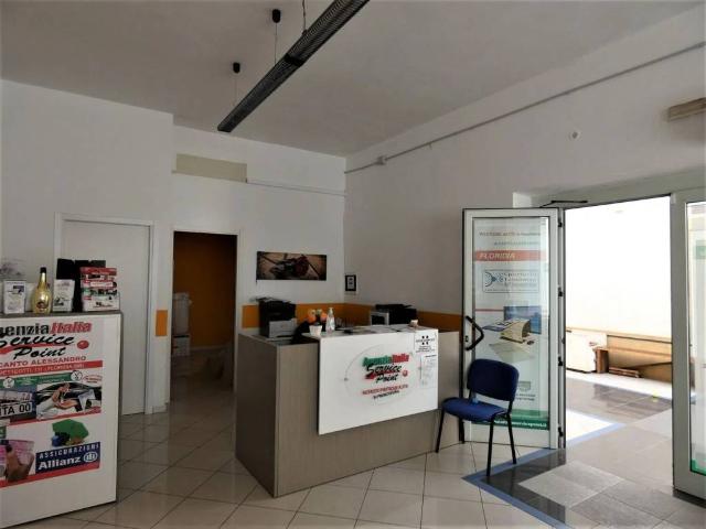 Locale Commerciale in vendita a Floridia, Sicilia