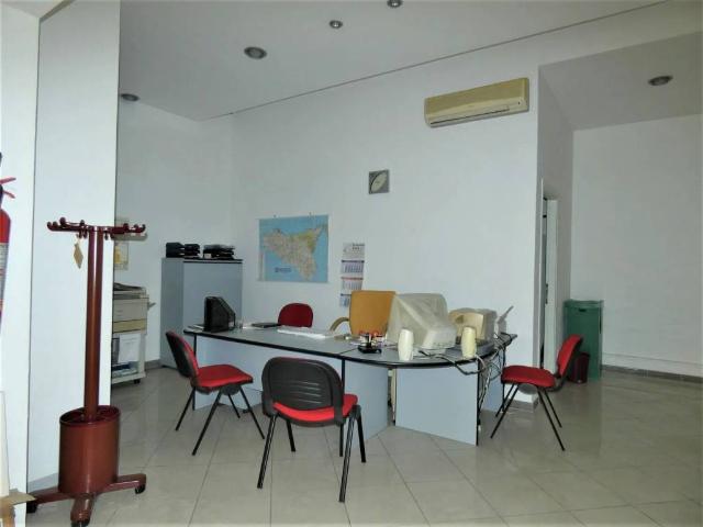 Locale Commerciale in vendita a Floridia, Sicilia