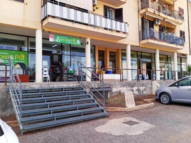 Locale Commerciale in vendita a Santuzzo, Floridia