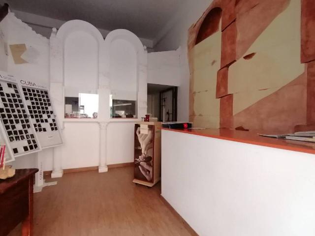 Locale Commerciale in vendita a Puglia, Foggia