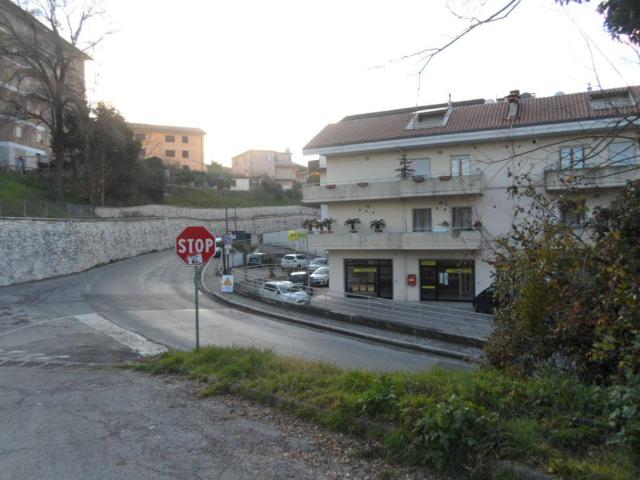 Locale Commerciale in vendita a Capolavilla, Marche