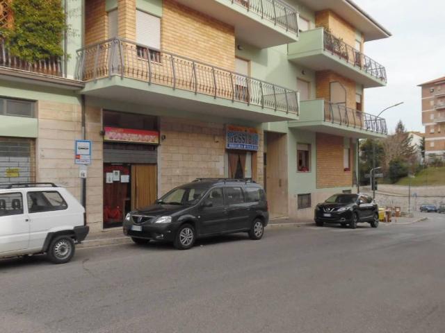 Locale Commerciale in vendita a Capolavilla, Marche