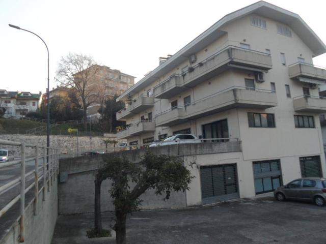 Locale Commerciale in vendita a Capolavilla, Marche