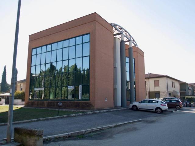 Locale Commerciale in vendita a Foligno, Perugia
