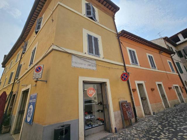 Locale Commerciale in vendita a Foligno, Umbria
