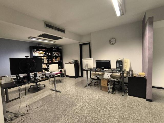Locale Commerciale in vendita a Borroni, Foligno
