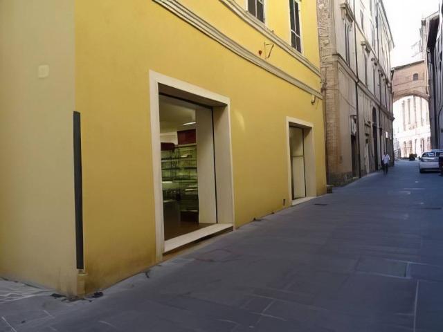 Locale Commerciale in vendita a Foligno, Umbria